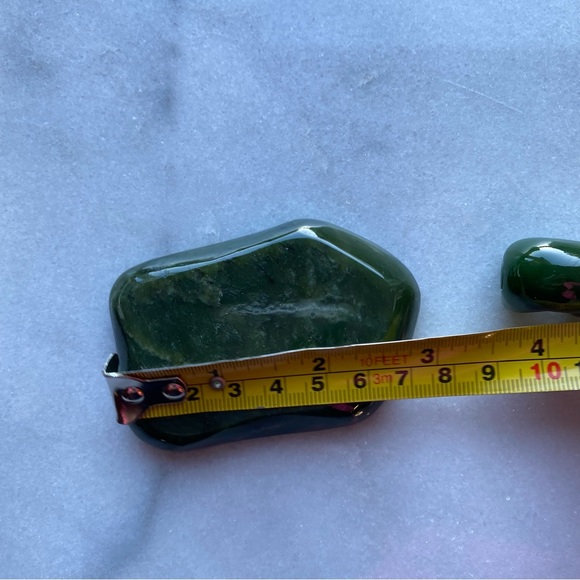 BC Jade Figurines of 2 Pigs on a small piece of Jade - Picture 3 of 8